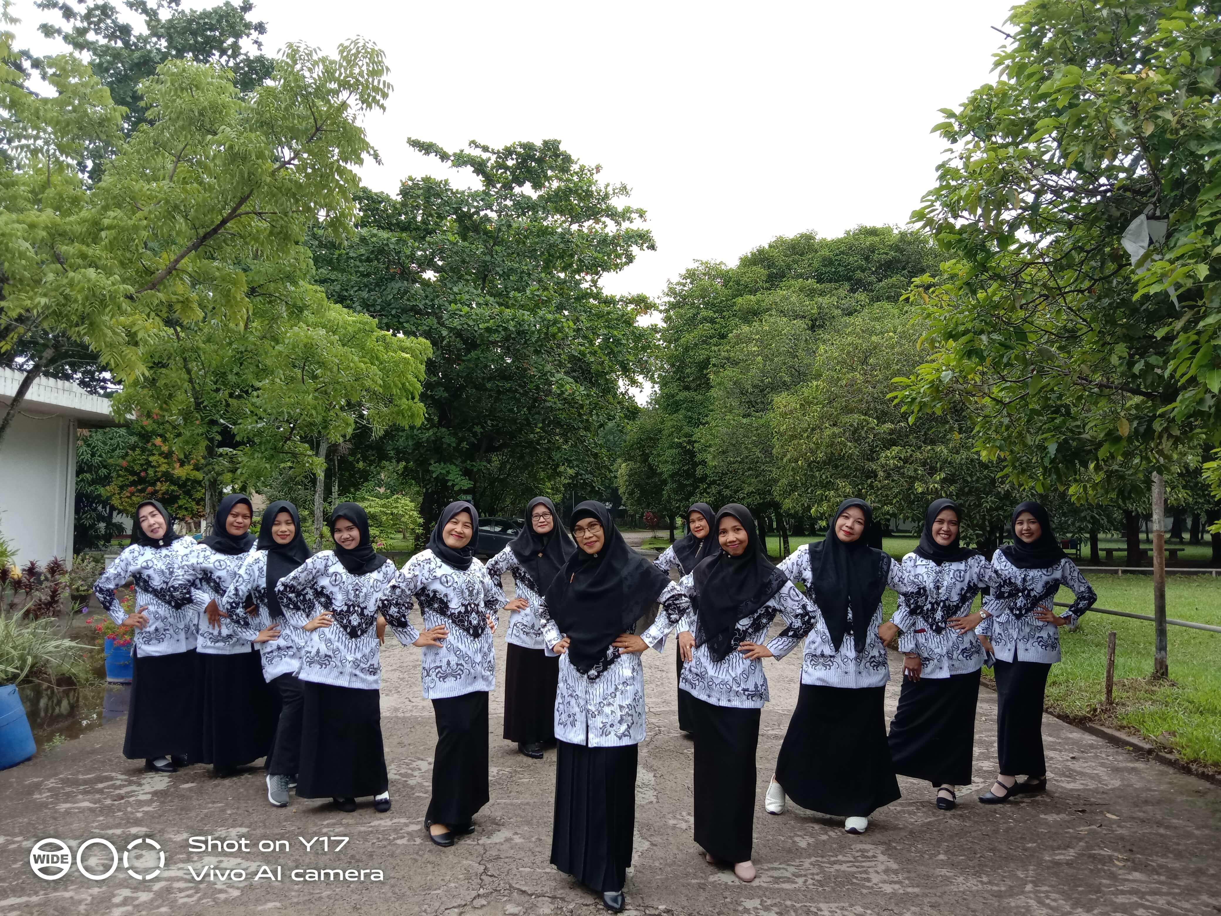 foto bersama guru SMA IBA PALEMBANG